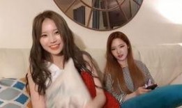 美女吃瓜抢红包,欢乐互动乐翻天