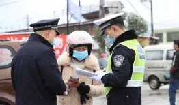 防疫警察吃瓜,警察化身“吃瓜群众”，展现抗疫温情瞬间