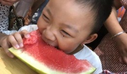 各种吃瓜姿势图片,解锁夏日清凉新姿势