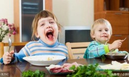 小孩给爸爸吃瓜,小孩给爸爸的甜蜜瞬间