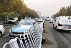 吃瓜撞上护栏,引发网友热议