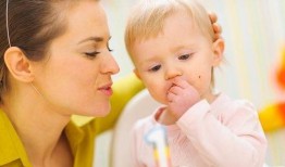 小孩给爸爸吃瓜,小孩给爸爸的甜蜜瞬间