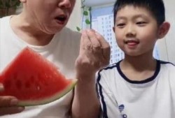 爷孙俩吃瓜,吃瓜趣事乐翻天