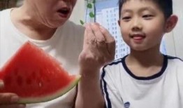爷孙俩吃瓜,吃瓜趣事乐翻天