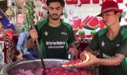 小伙围观吃瓜新闻事件,小伙意外成为焦点，揭秘网络舆论的力量