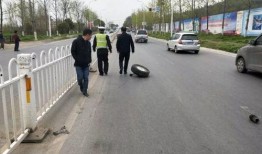 吃瓜撞上护栏,引发网友热议