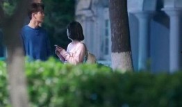 妈妈在车上吃瓜,温馨瞬间定格时光