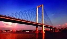 邕江大桥吃瓜事故,意外频发，安全意识需加强