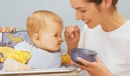 小孩给爸爸吃瓜,小孩给爸爸的甜蜜瞬间