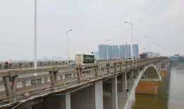 邕江大桥吃瓜事故,意外频发，安全意识需加强