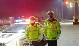 防疫警察吃瓜,警察化身“吃瓜群众”，展现抗疫温情瞬间