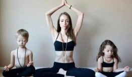 广州瑜伽母子吃瓜,共享夏日清凉吃瓜时光