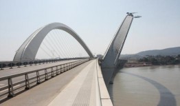 邕江大桥吃瓜事故,意外频发，安全意识需加强